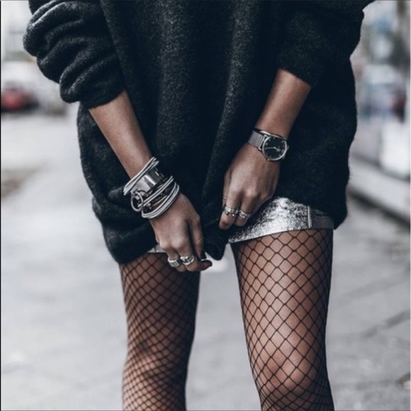 Black Medium Hole Gauge Fishnet Pantyhose - Picture 2 of 4