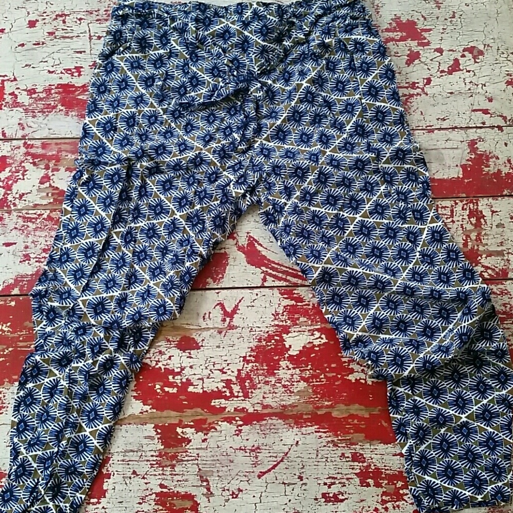 Old Navy patterned capri.