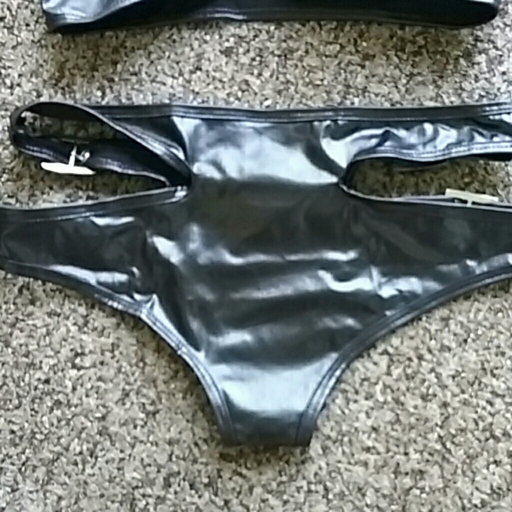  Buckled Wet Look Short Set Rave Wear - Picture 3 of 3