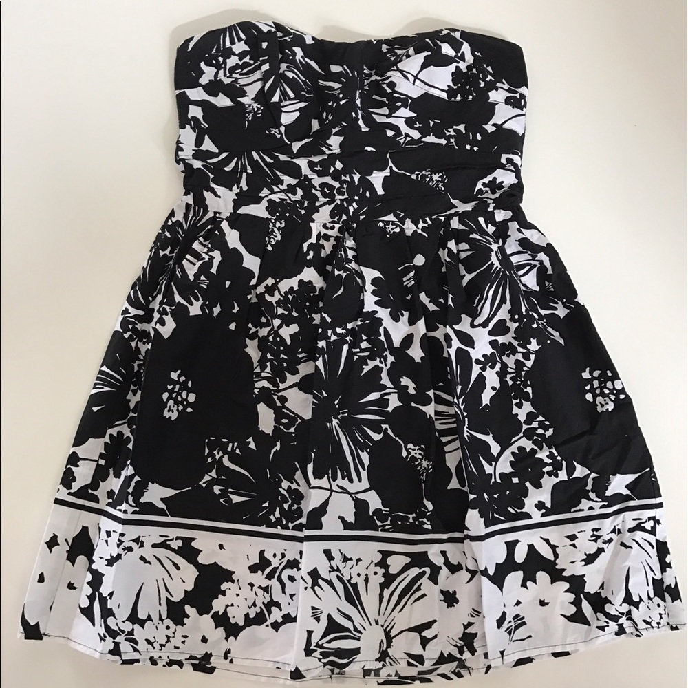 Strapless black and white short dress