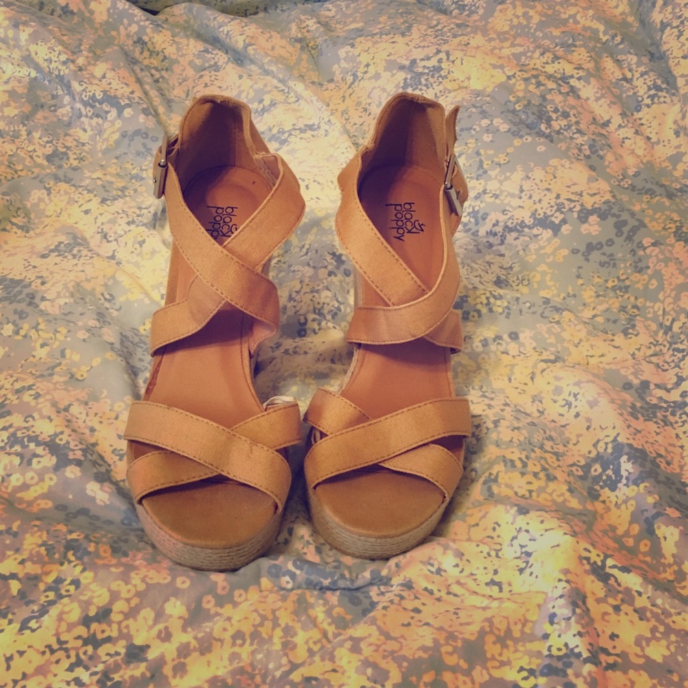 SOLD • Tan strappy wedges