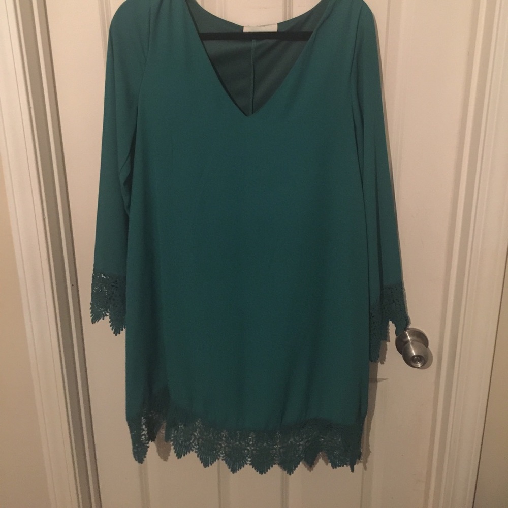 Green shift dress w/ lace details on cuffs and hem