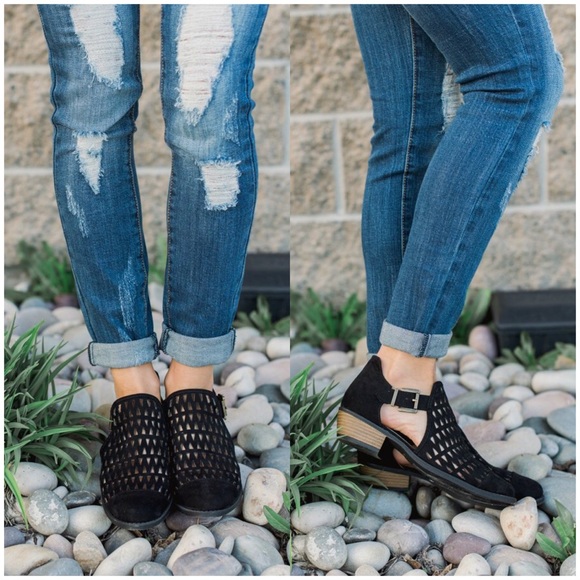 🌸CLEARANCE🌸Tobin Black Triangle Cut Out Booties - Picture 3 of 4