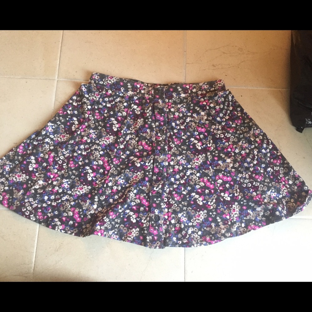 Floral skirt with buttons