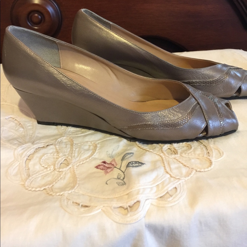 Seating Meucci wedges