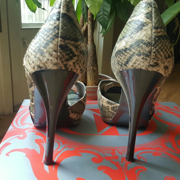 GUESS - Picture 3 of 3