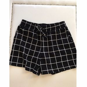 Platted shorts with front pockets