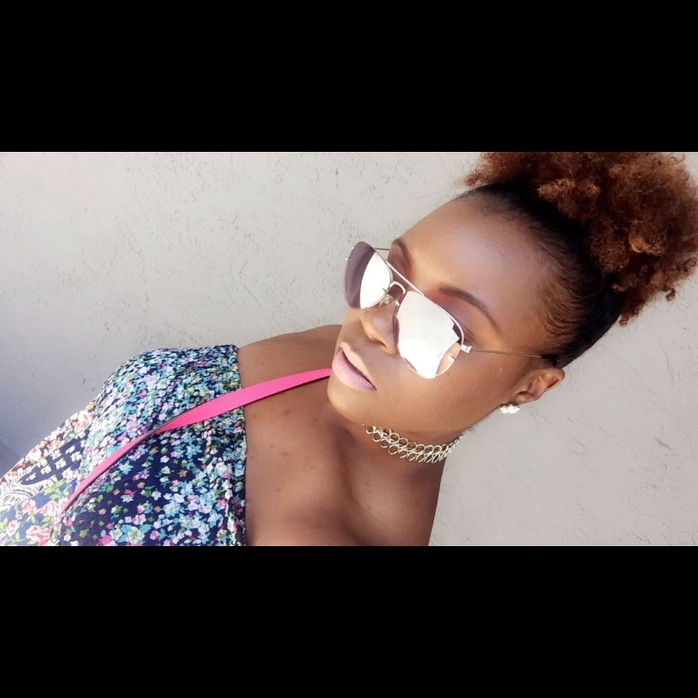 Meet your Posher, Tee