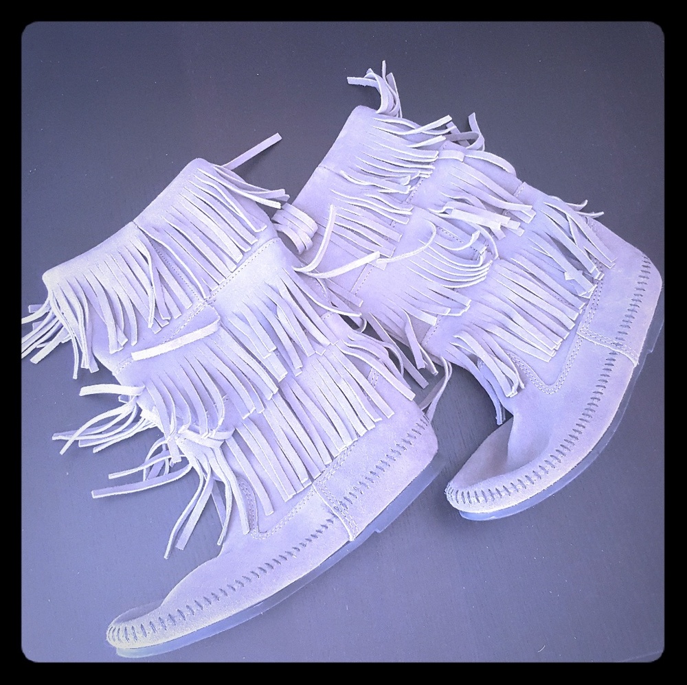 Minnetonka 3-Layer Fringe Women's Grey Boot