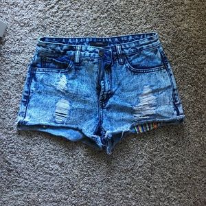 Mid-waist jean shorts