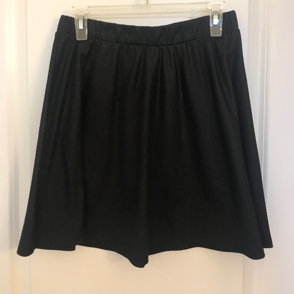 EUC Xhilaration black swingy skirt.