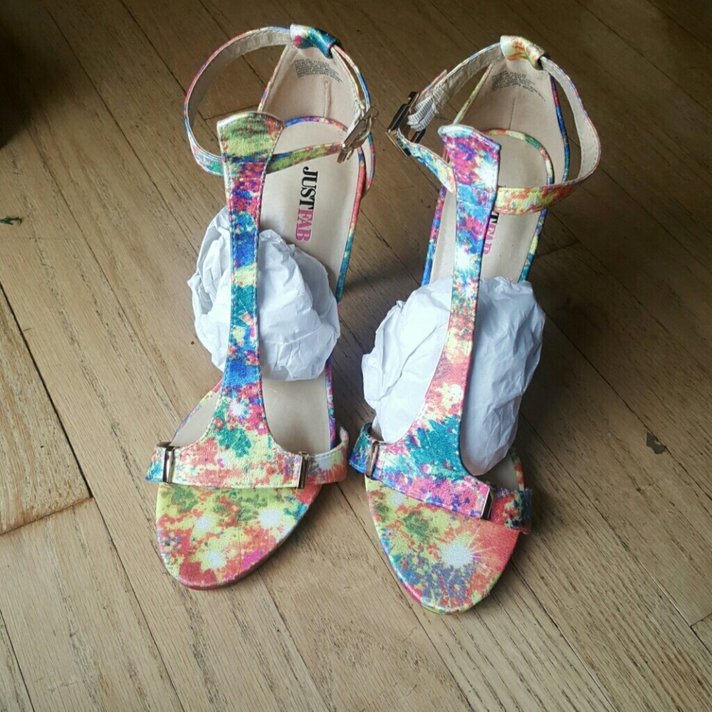 NWOT MULTI-FLORAL PRINT SANDAL
