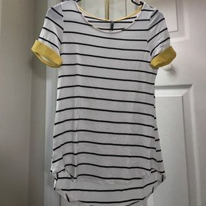 Striped tee with yellow cuffs