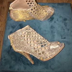 👠GOLD HEELS 👠