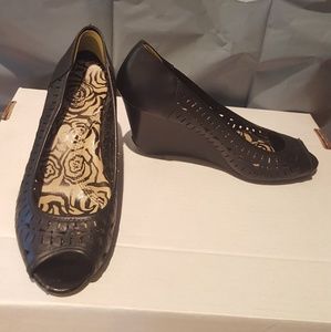 Kenneth Cole Reaction black wedge peep toe