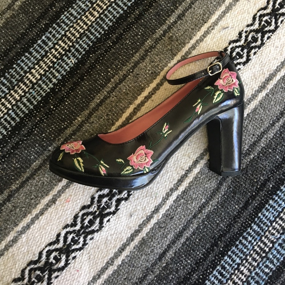 Embroidered patent leather flower chunky heels