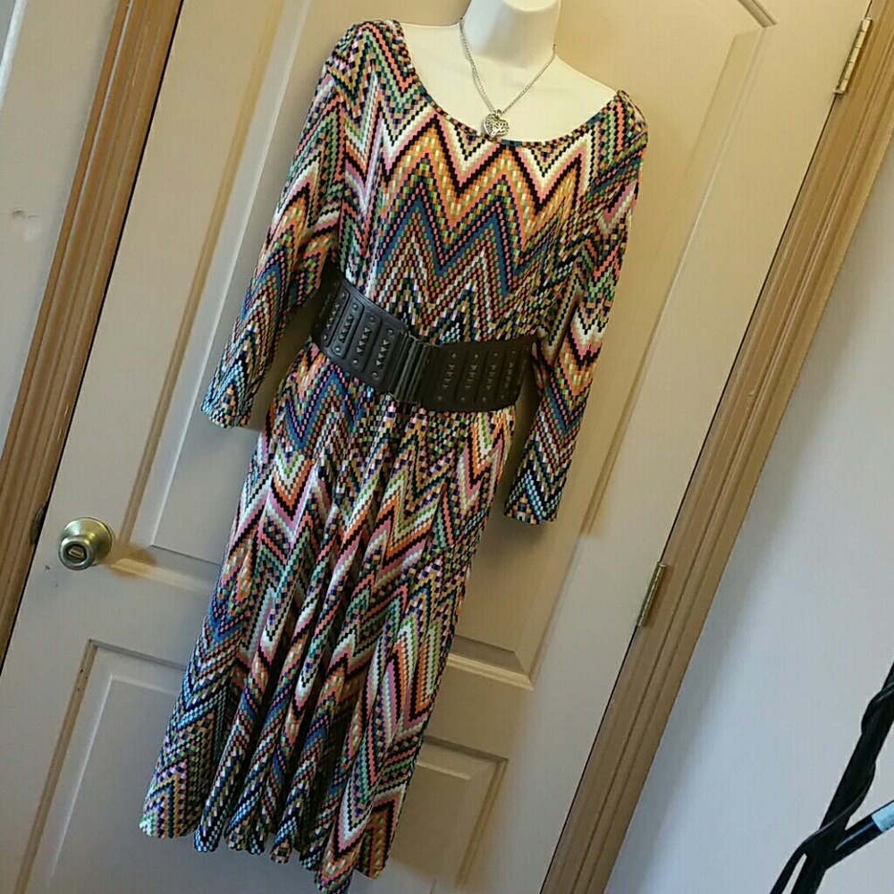 🍁MultiColored swing dress w/ 3/4 length sleeves🍁