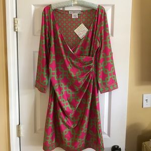 GRETCHEN SCOTT Beautiful ruched, faux wrap dress!