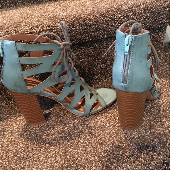 🎉HP🎉Ladies peep toe lace up chunky heels sandal - Picture 3 of 3