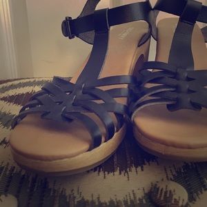 Black faux wood sandals