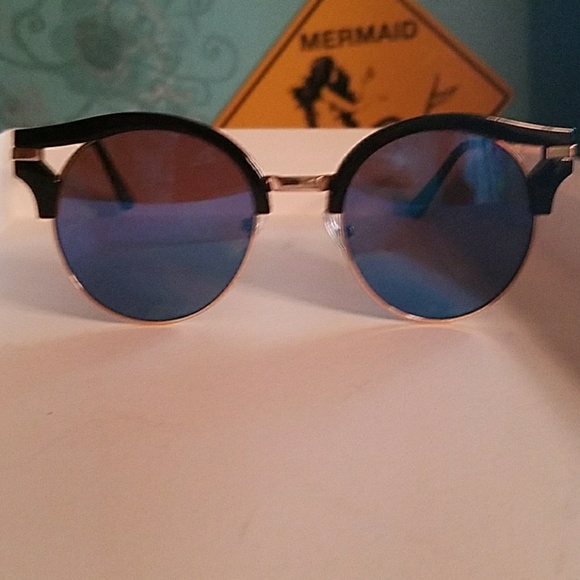 Glasses - Picture 2 of 2