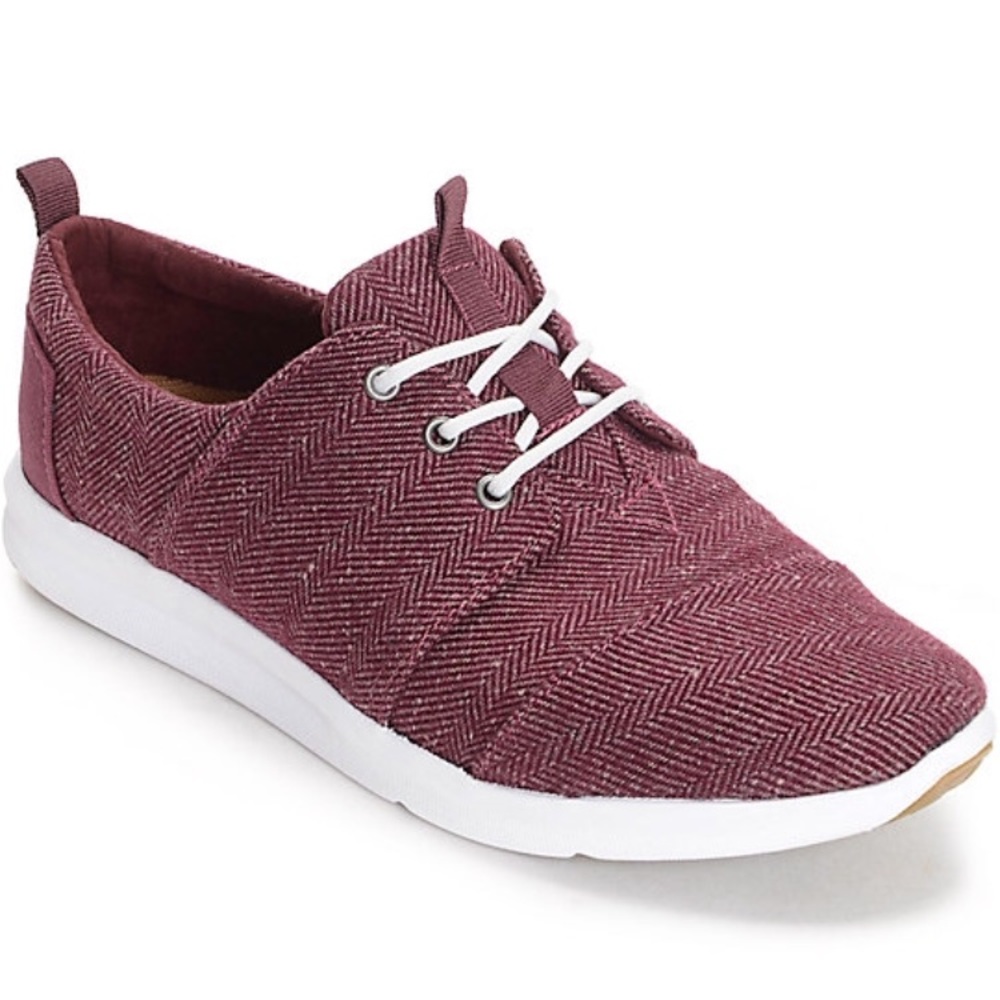 NWT. Tom's sneakers color: maroon