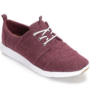 NWT. Tom's sneakers color: maroon