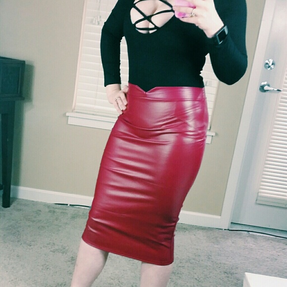 Maroon skirt - Picture 2 of 2