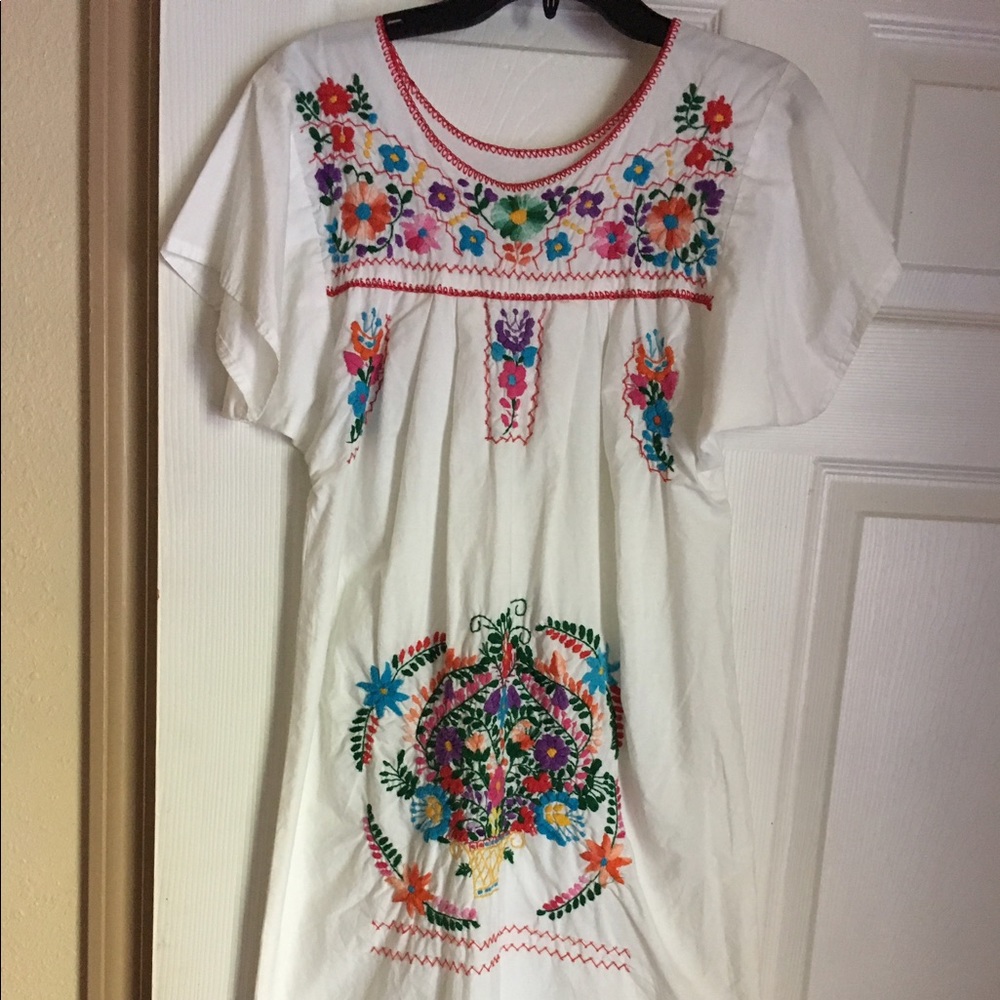 Small Women's Mexican Embroidered White Dress