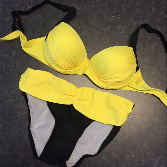 ⭐️HOST PICK⭐️ONLY 2 LEFT❗️Hot Yellow and Black Bikini - Picture 4 of 6
