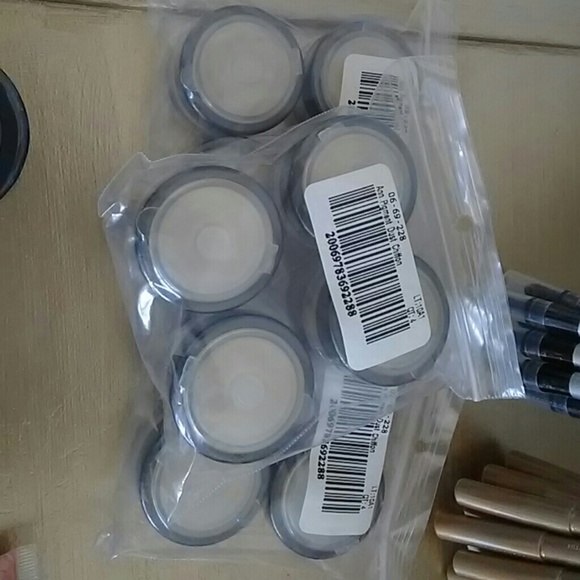 Cosmetics - Picture 5 of 8