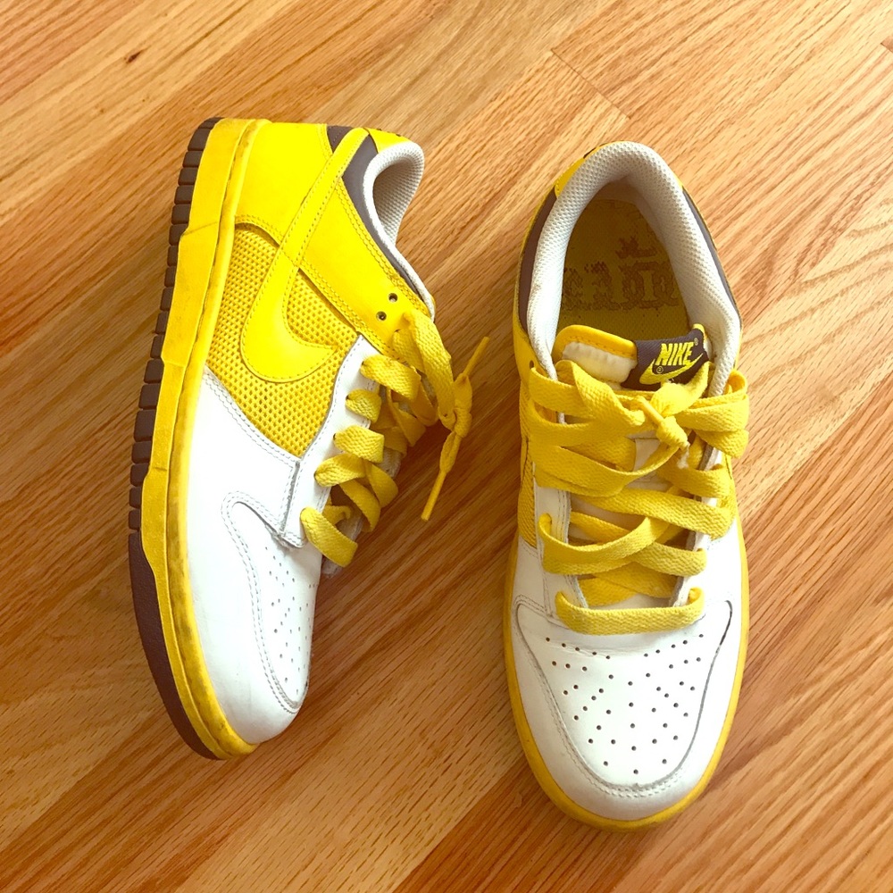 Size 7.5 Women's yellow Nike sneakers