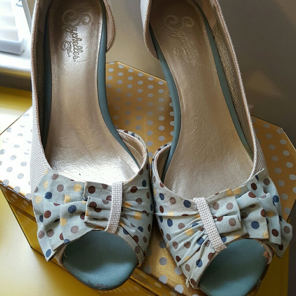 Teal polka dot Seychelles open toed pumps.