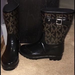 Black and Tan logo rain boots