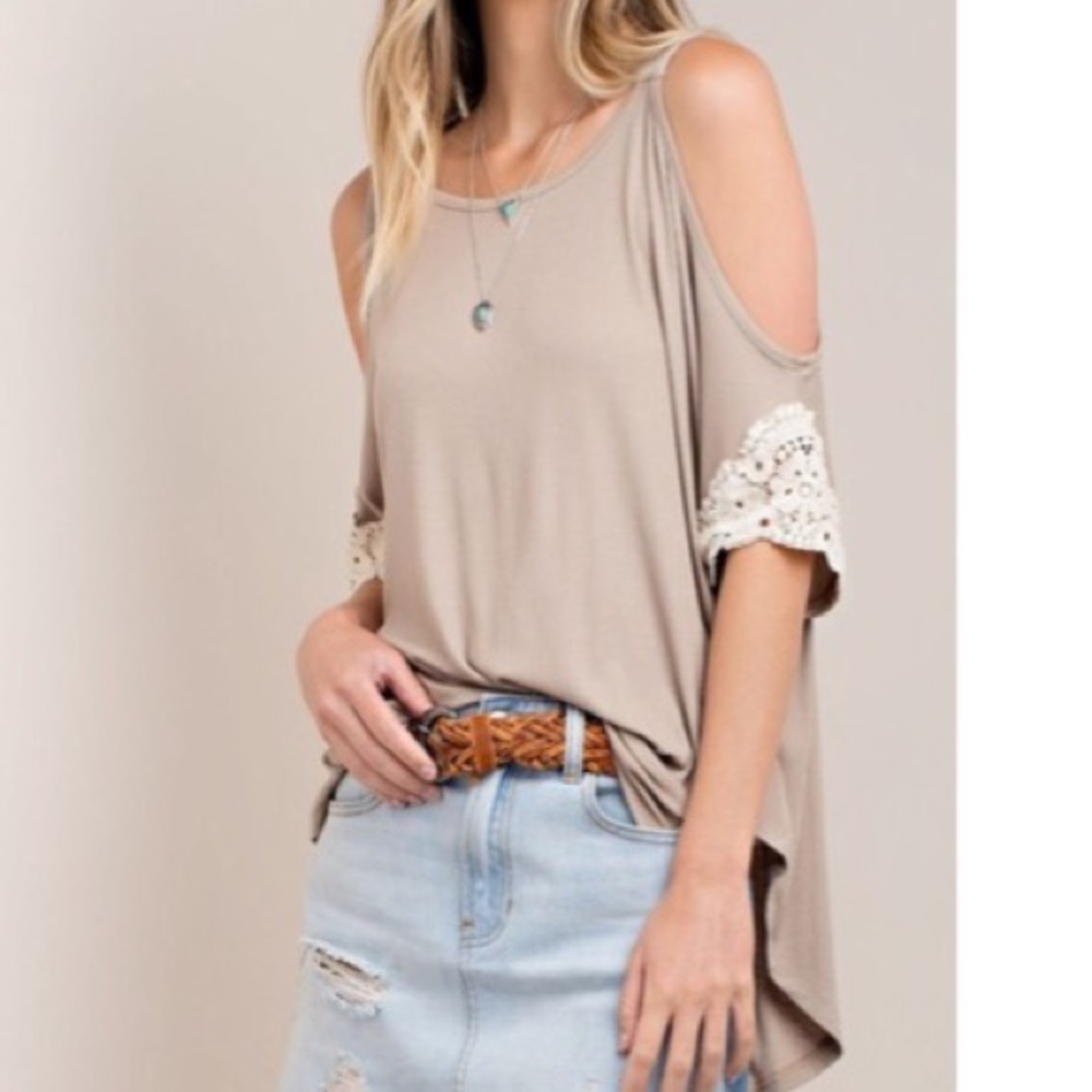 ✨LAST ONE✨Crochet patch sleeve cold shoulder top - Picture 3 of 4
