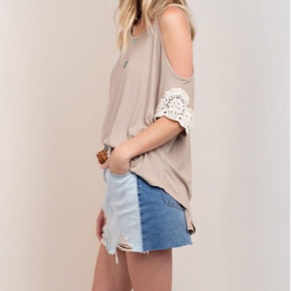 ✨LAST ONE✨Crochet patch sleeve cold shoulder top - Picture 2 of 4