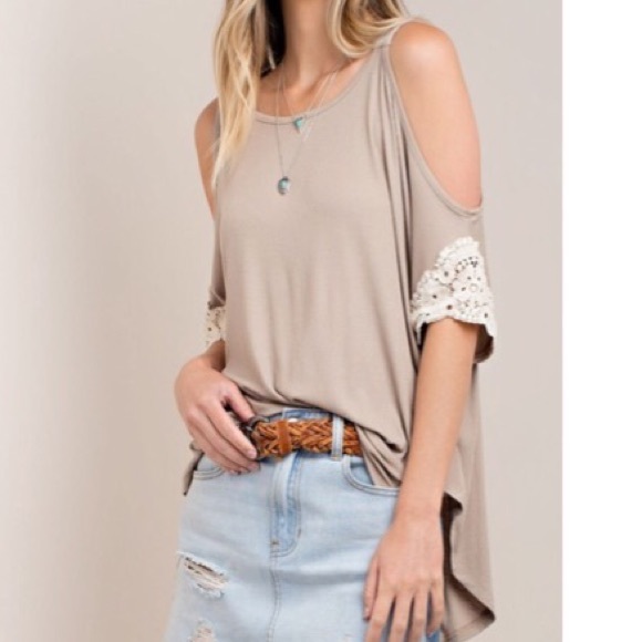 ✨LAST ONE✨Crochet patch sleeve cold shoulder top - Picture 3 of 4