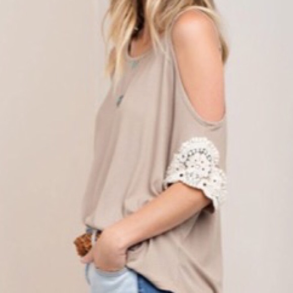 ✨LAST ONE✨Crochet patch sleeve cold shoulder top - Picture 4 of 4