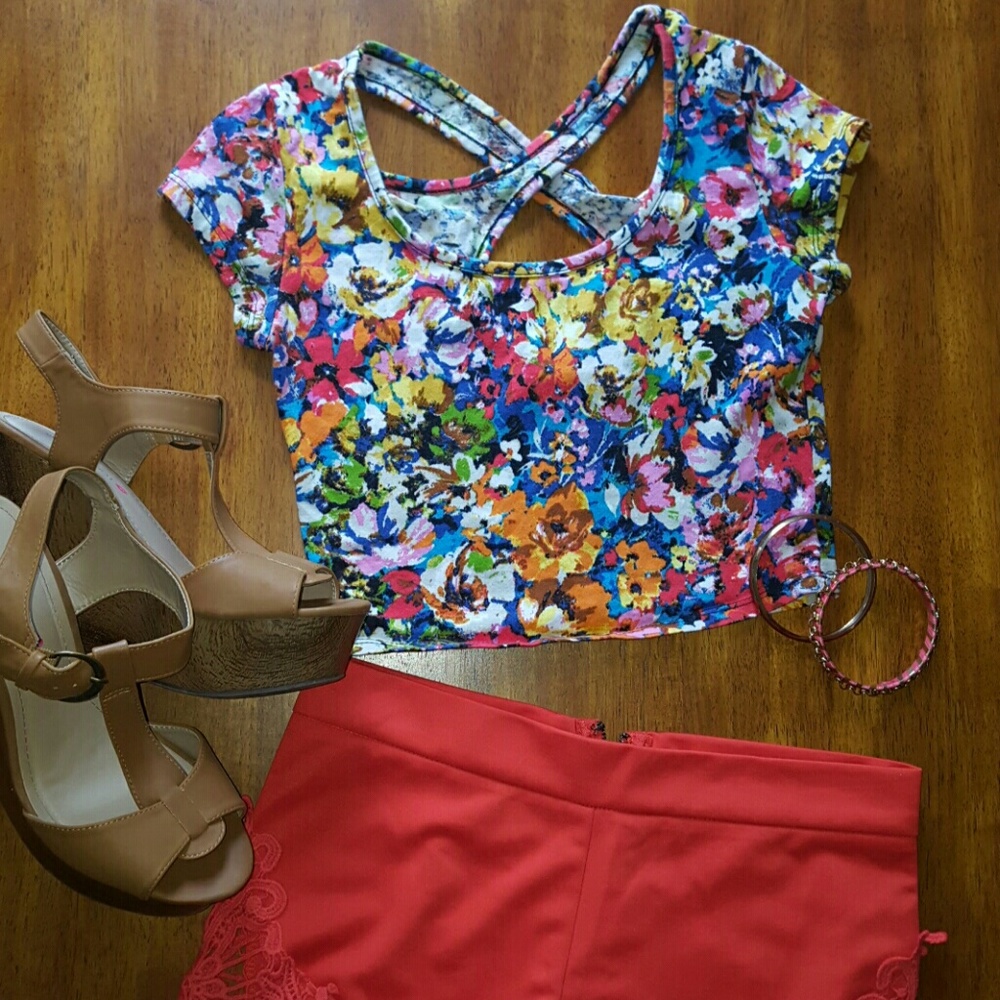 💋Criss Crossed, Keyhole back, Crop Top
