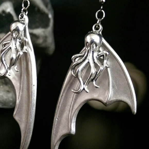 Antiqued Brass Bat Wing Skull Earrings Horror Goth - Picture 4 of 4