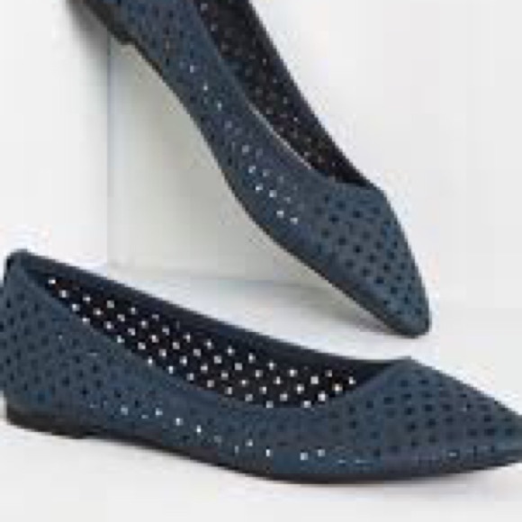 LAST PAIR!! Pointed Toe Perforated Navy Flats - Picture 4 of 6