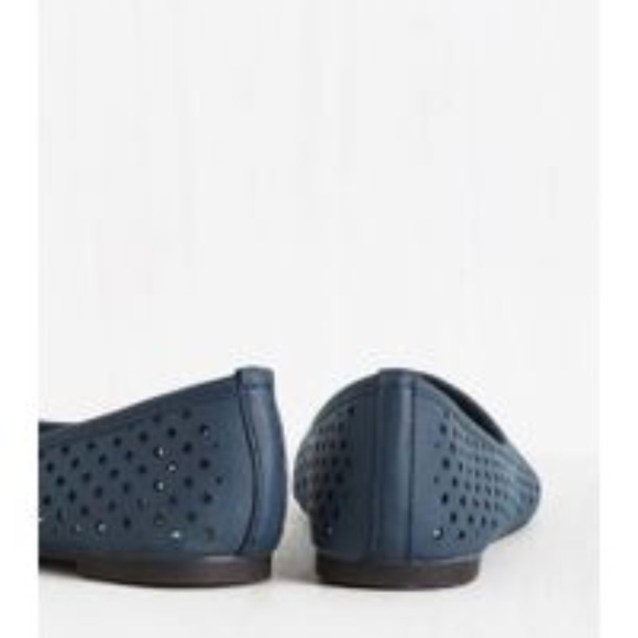 LAST PAIR!! Pointed Toe Perforated Navy Flats - Picture 2 of 6