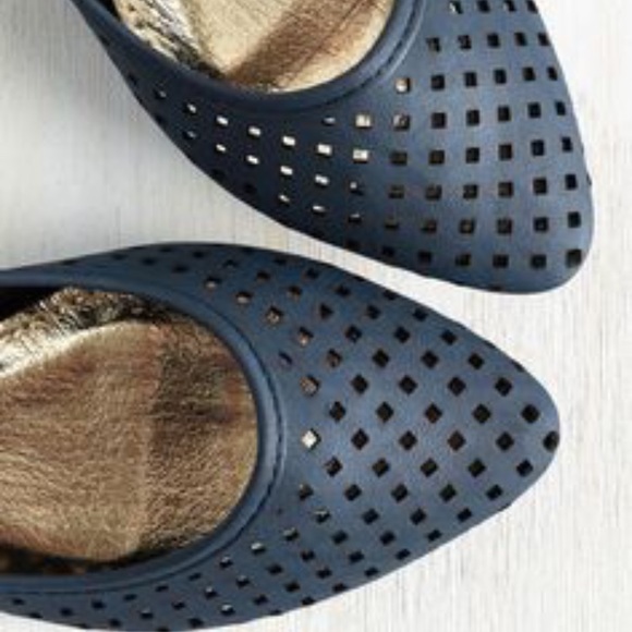 LAST PAIR!! Pointed Toe Perforated Navy Flats - Picture 3 of 6