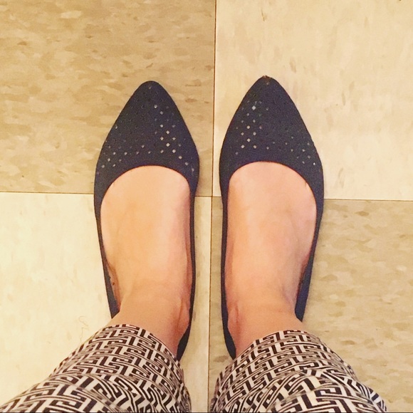 LAST PAIR!! Pointed Toe Perforated Navy Flats - Picture 5 of 6