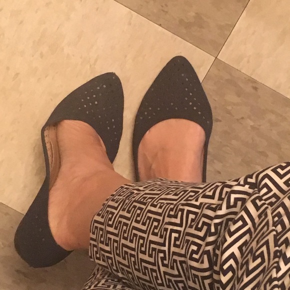 LAST PAIR!! Pointed Toe Perforated Navy Flats - Picture 6 of 6