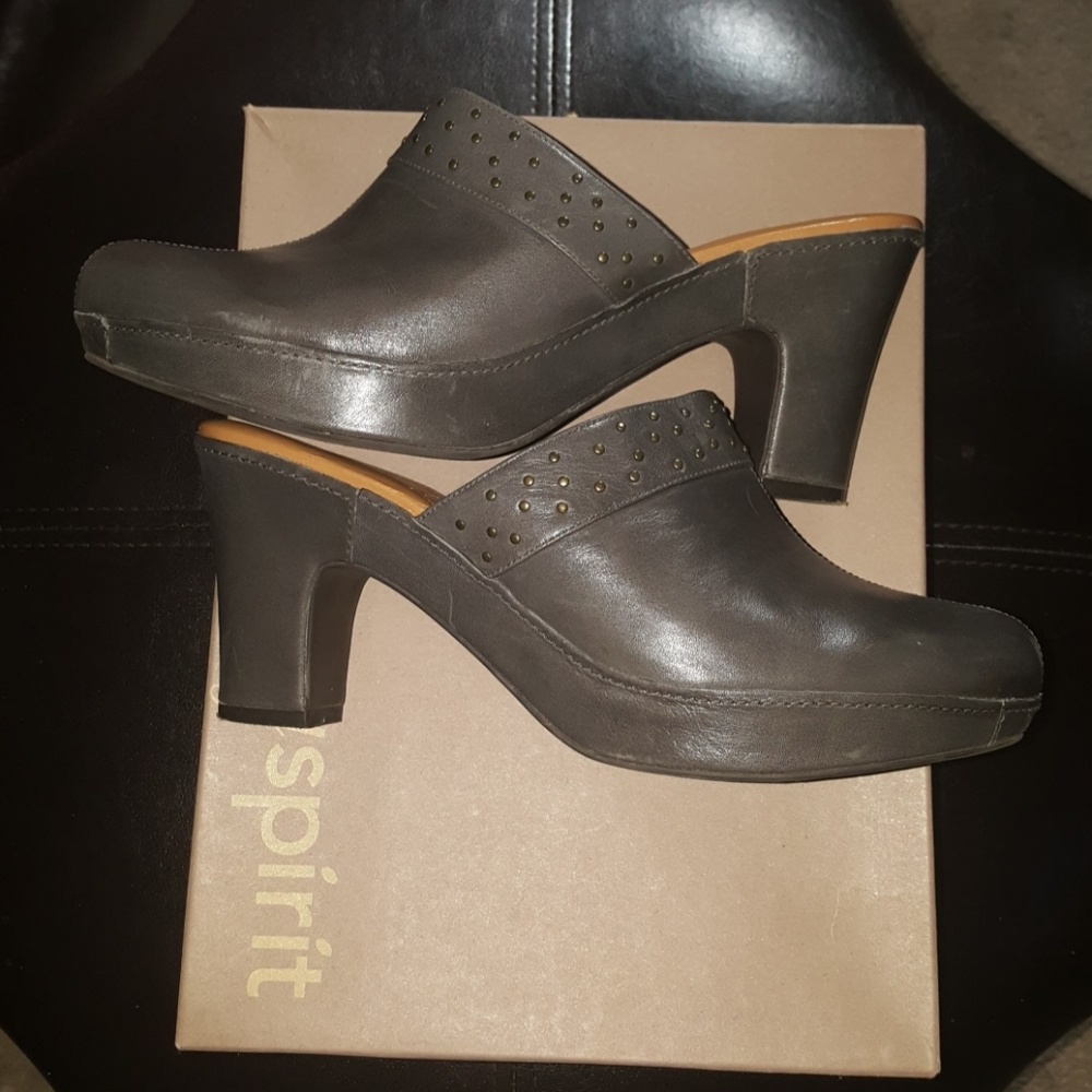 Comfortable Clogs - image 3