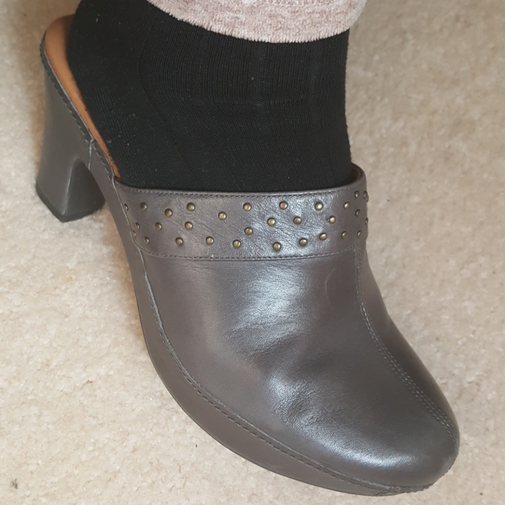 Comfortable Clogs - image 4