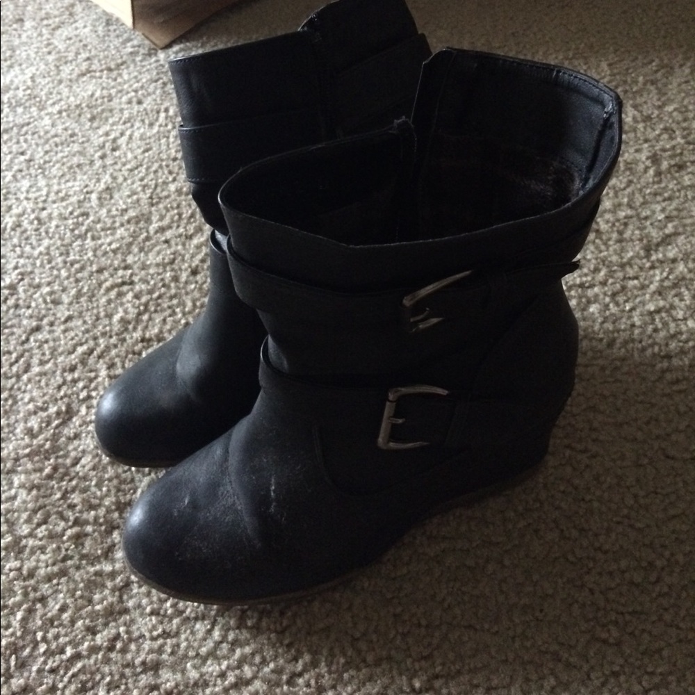 Black wedge boot