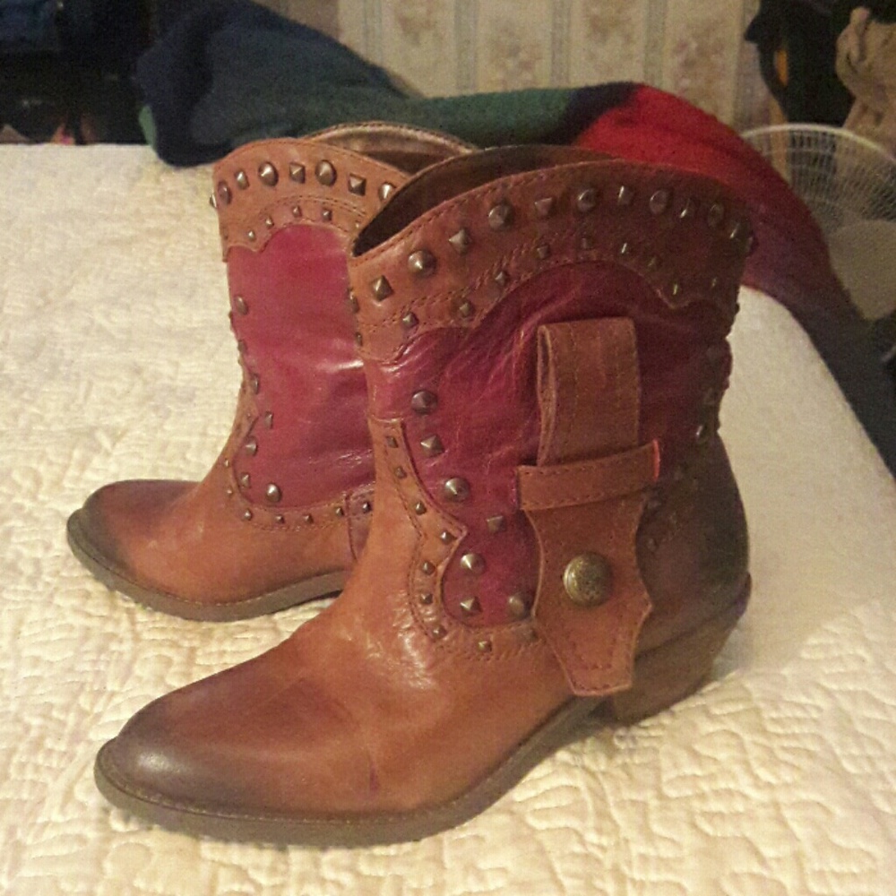 Vince Camuto  genuine leather ankle boots with riv