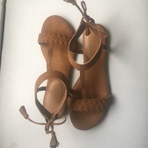 T strap Back tie-fringe sandals